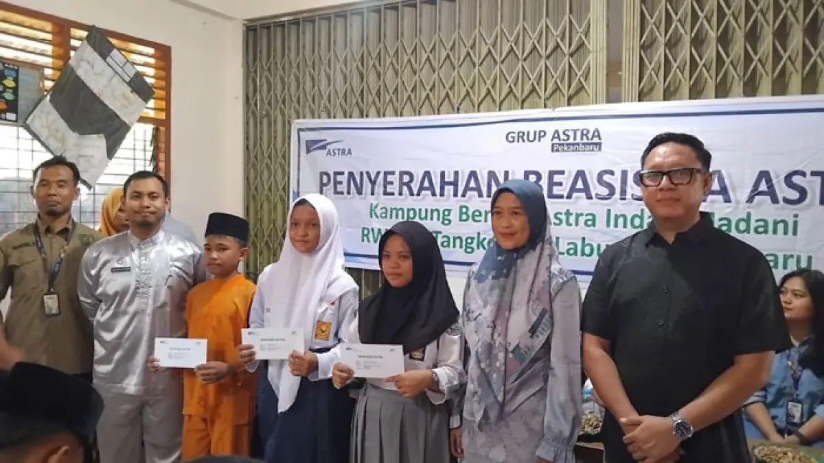 Astra salurkan beasiswa untuk 32 siswa berprestasi di Kampung Berseri Astra Indah Madani Pekanbaru. (Istimewa)