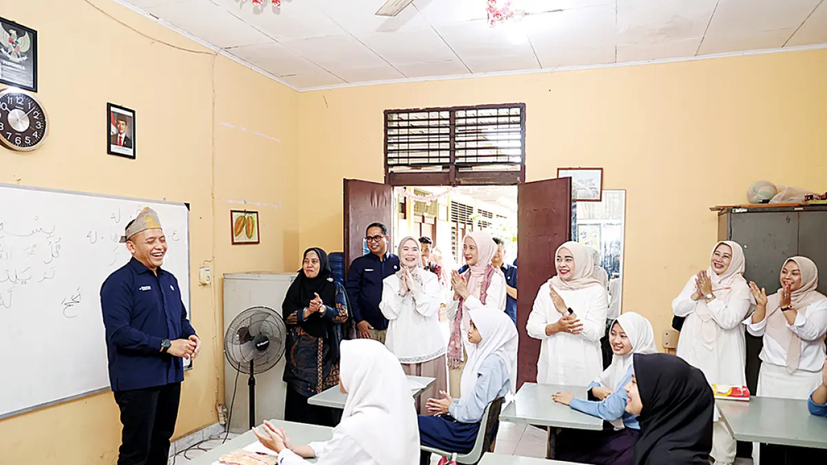 Dirut PTPN IV PalmCo Jatmiko K Santosa disaksikan Region Head PTPN IV Regional III Bambang Budi Santoso berbincang dengan siswa SMA dalam rangka Hari Anak Nasional, Kamis (23/7/2026). (Humas PTPN IV Regional III untuk riau pos)