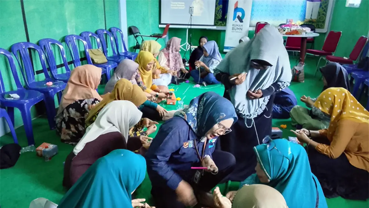 Fasilitator Rumah BUMN Kepulauan Meranti, Putri Maysora bersama pesertaan binaan Rumah BUMN merajut benang di SelatPanjang Kepulauan Meranti, baru-baru ini. (WIRA SAPUTRA/RIAU POS)