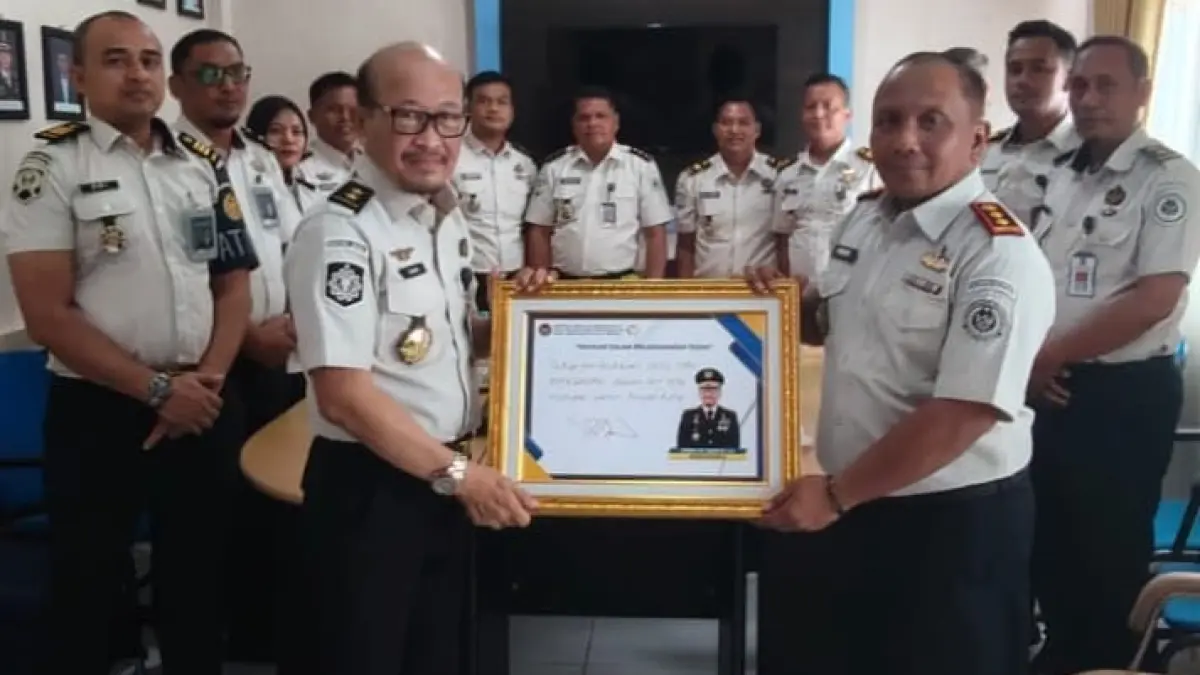 Inspektur Wilayah III Kementerian Imipas RI, Hendro Tri Prasetyo menyerahkan cenderamata kepada Kalapas Bengkalis, Jumat (24/7/2026). (Istimewa)