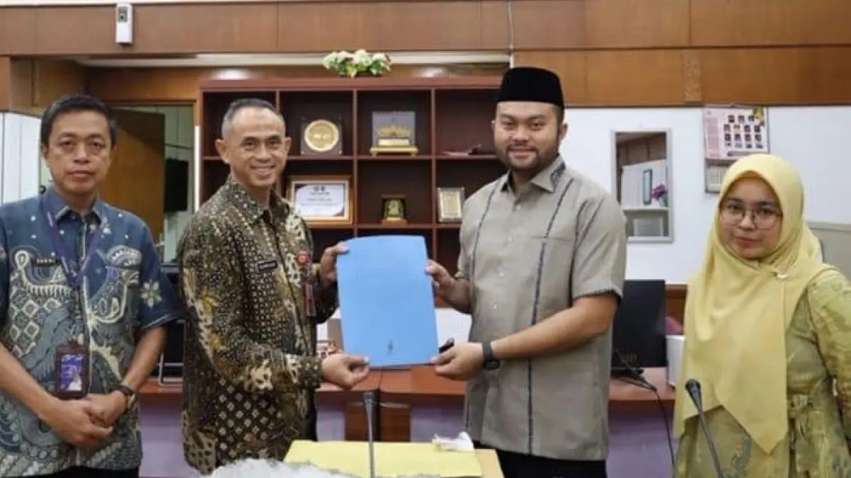 Kadiskominfo Riau Supriyadi saat menyerahkan data calon anggota KI dan KPID Riau kepada Ketua Komisi I DPRD Riau Nur Azmi. (Diskominfo Riau untuk Riaupos.co)