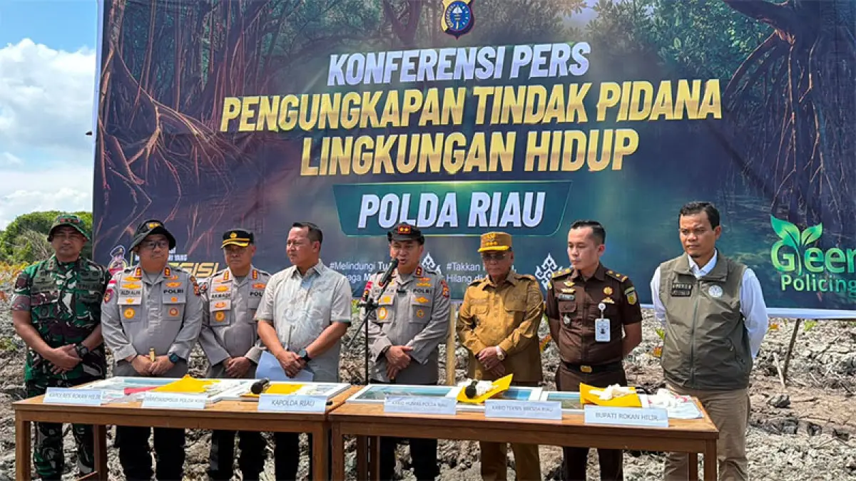 Kapolda Riau Irjen Pol Herry Heryawan (tengah) saat memimpin ekspos pengrusakan lingkungan mangrove di Kabupaten Rokan Hilir, Jumat (24/7/2026). (Istimewa)