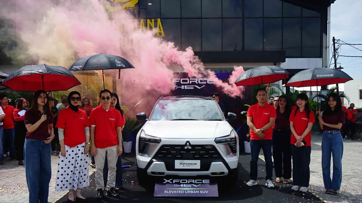 Koordinator Branch Manager PT DIPO Internasional Pahala Otomotif Riau Siman (tiga kiri), Head Pf Sales Region 3 Dept PT Mitsubishi Motors Krama Yudha Sales Herplandi (empat kanan), Mitsubishi Corp Ayono Kato San (dua kanan), dan kepala Cabang DIPO Arengka Erma Yuni memperlihatkan unit New Mitsubishi X Force HEV Hybrid saat Launching di Cafe Laksamana Muda Jalan Soekarno Hatta Pekanbaru, Kamis (23/07/2026). (EVAN GUNAWAN/ RIAU POS)
