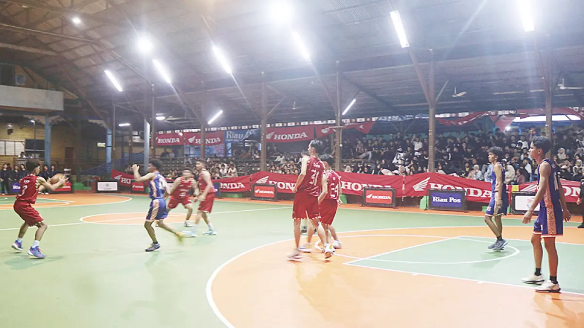 Pebasket SMAN Methodist menerima operan bola dalam pertandingan game kedua Riau Pos-HSBL Bagansiapiapi Series 2026 saat melawan SMAN 1 Bangko di lapangan Basket Perguruan Wahidin, Bagansiapiapi, Kamis (23/7/2026).  (zulfadli/riau pos)