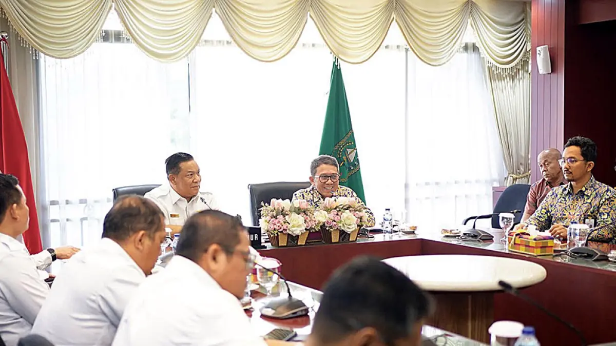 Pelaksana Tugas Gubernur Riau SF Hariyanto saat melakukan rapat pembahasan pembangunan Flyover Garuda Sakti bersama BPJN Riau di Kantor Gubernur Riau, Pekanbaru, Rabu (22/7/2026). (Diskominfotik Riau&nbsp;untuk Riau Pos)