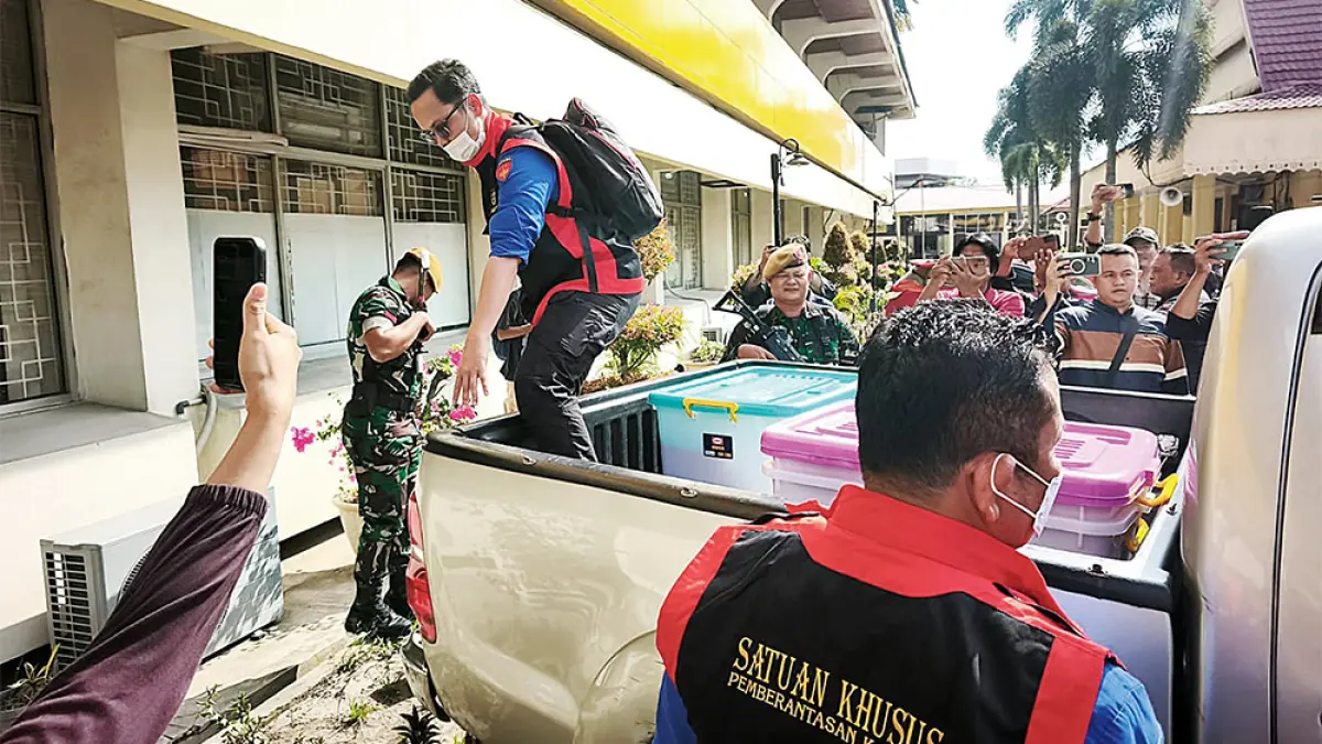 Penyidik Pidsus Kejati Riau mengamankan barang bukti usai menggeledah Kantor Disdik Riau di Jalan Cut Nyak Dien, Pekanbaru, Kamis (23/7/2026). (M Ali Nurman/Riau Pos)