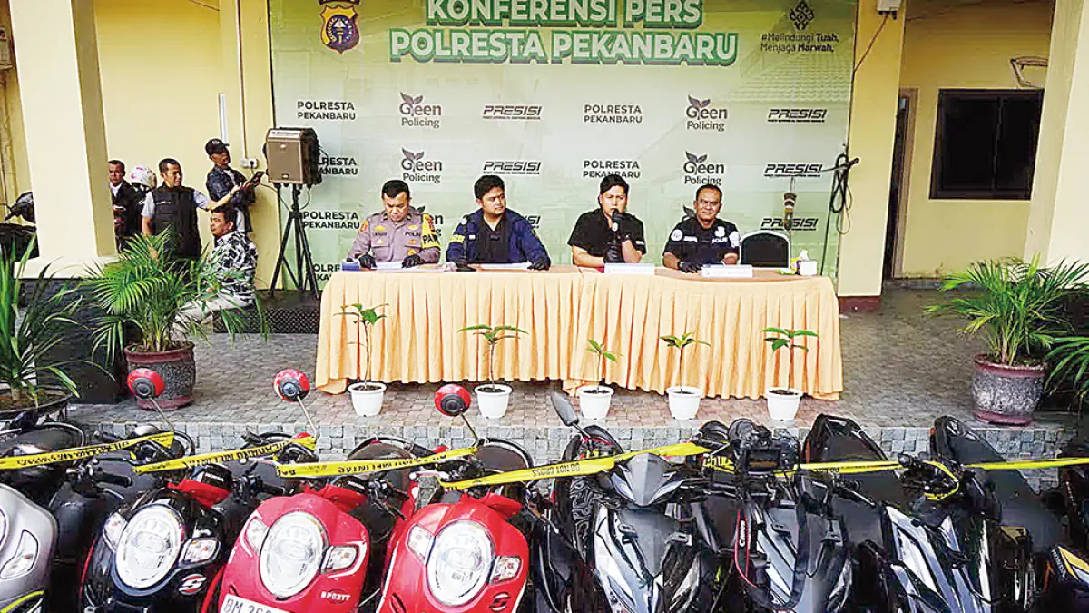 PERLIHATKAN BARANG BUKTI: Kasatreskrim Polresta Pekanbaru AKP Anggi Rian Diansyah (dua kanan) beserta jajaran memperlihatkan barang bukti kendaraan bermotor hasil curian saat ekspose di Mapolresta Pekanbaru, Kamis (23/7/2026). (EVAN GUNANZAR/RIAU POS)