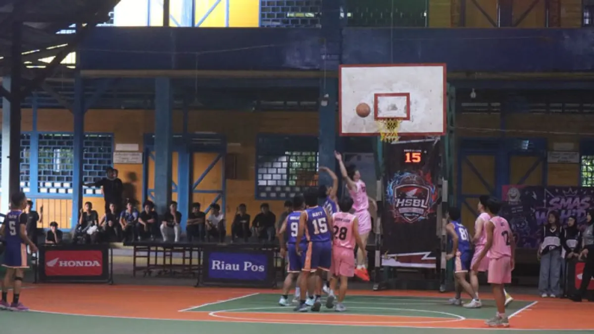 Pertandingan antara tim basket putra SMA S Wahidin (pink) versus SMA N I Bangko (Biru) berlangsung sengit, Jumat (24/7/2026). (Zulfadhli/Riaupos.co)