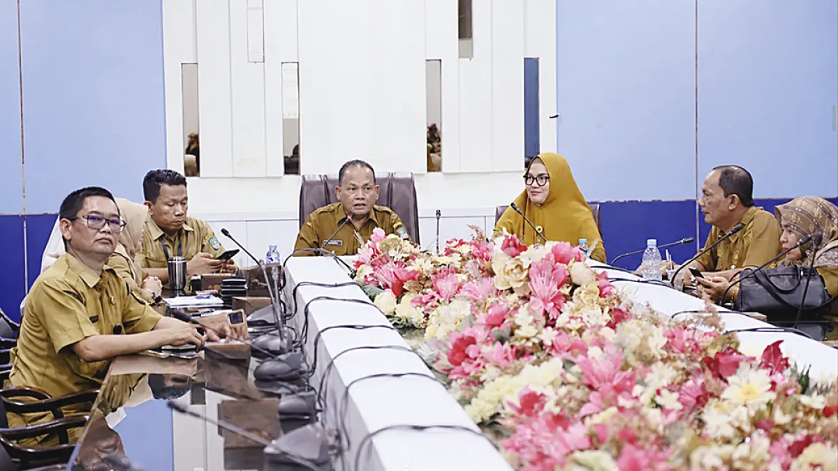 RAPAT: Pj Sekda Rohul Drs H Yusmar MSi didampingi kepala OPD terkait memimpin rapat persiapan penilaian IKK 2026 bertempat di ruang rapat lantai 3 Kantor Bupati Rohul, Selasa (21/7/2026). (Dinas Kominfo Rohul untuk Riau Pos)