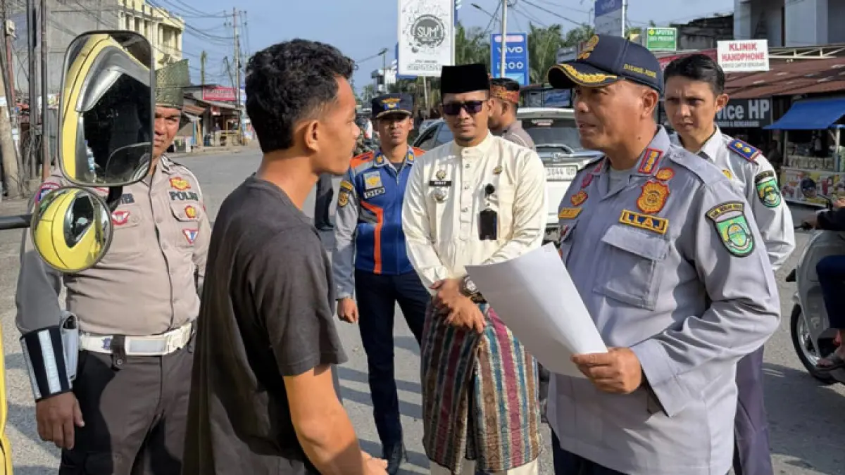 Kabid LLAJ Dishub Rohul Arie Gunadi didampingi Upika Ujung Batu sosialisasikan SE Bupati dan Perbup Rohul tentang Pedoman Operasional Kendaraan Barang di Jalan Kabupaten Rohul di Simpang Siabu, Kecamatan Ujung Batu, Jumat (24/7/2026). (Dishub Rohul untuk Riaupos.co)