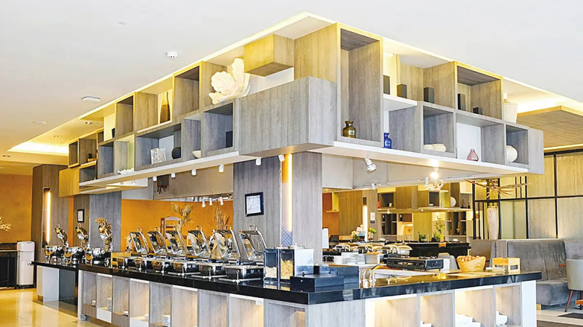 Suasana Food Exchange Restau­rant yang nyaman cocok untuk menikmati sarapan sambil bersantai. (Novotel Pekanbaru untuk Riau Pos)
