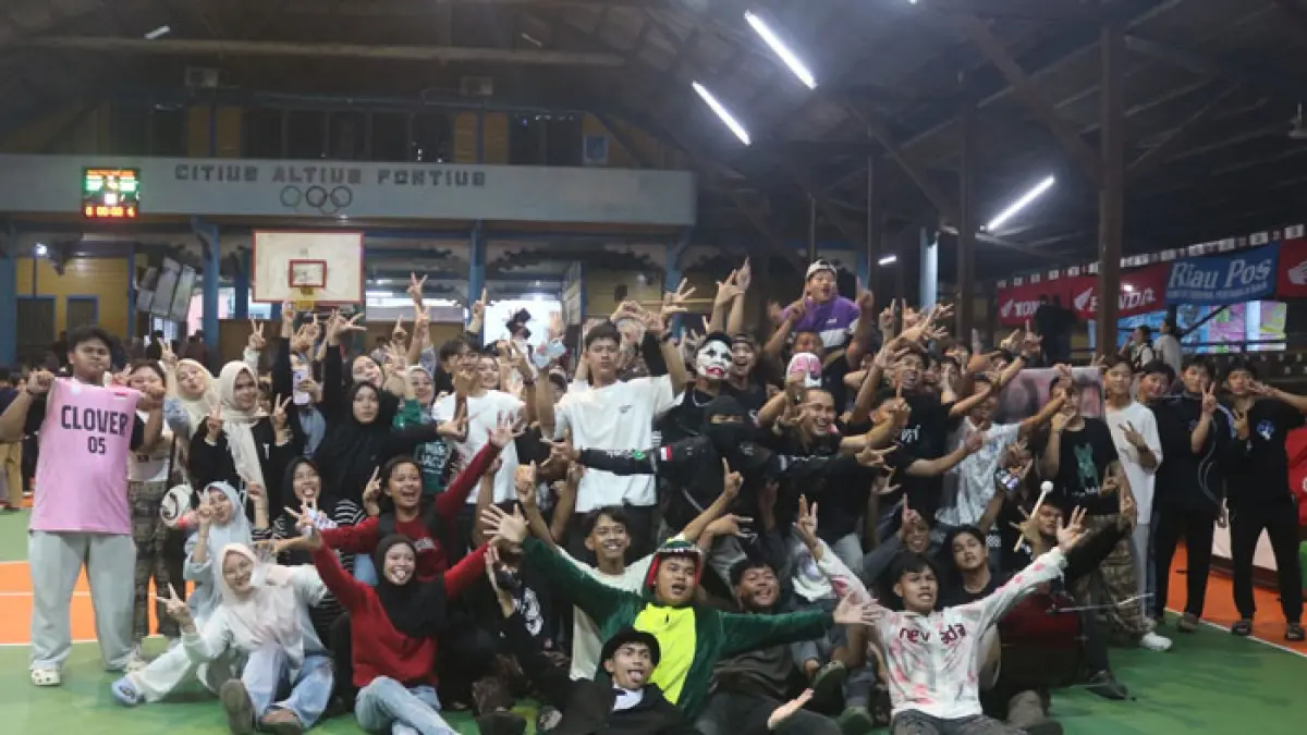 Supporter dari tim basket SMA S Wahidin foto bersama di tengah lapangan, usai timnya meraih kemenangan dalam laga yang berlangsung ketat versus SMA N I Bangko, di Lapangan Basket Wahidin, Jumat (24/7/2026). (Zulfadhli/Riaupos.co)