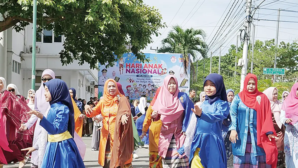 TARI SAPIN BAGAN: Sejumlah peserta ambil bagian mengikuti tarian massal Sapin Bagan guna memecahkan Rekor MURI dengan jumlah peserta perempuan 7.750 orang di Bagansiapiapi, Kamis (23/7/2026). (DISKOMINFO ROHIL UNTUK RIAU POS)