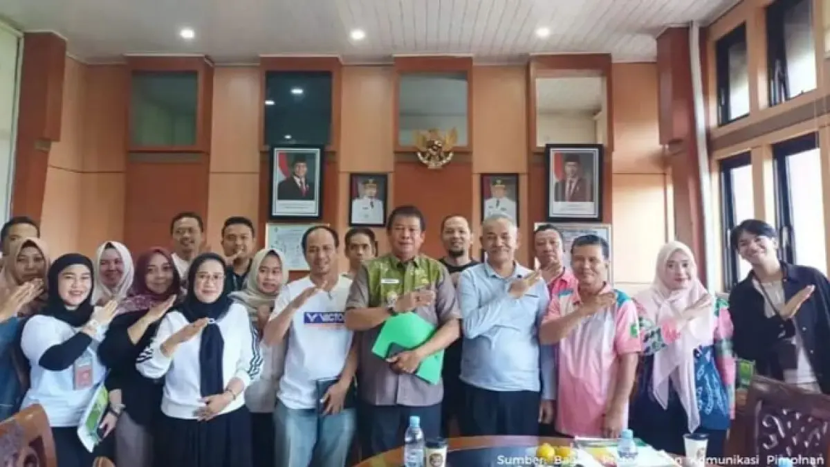 Wabup Inhu Ir H Hendrizal foto bersama dengan Plt Bapenda, Syaiful Bahri dan staf usai rapat membahas berbagai langkah strategis peningkatkan PAD, Jumat (24/7/2026). (Diskominfotik Inhu untuk Riaupos.co)