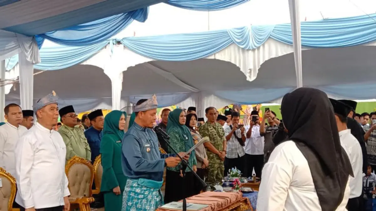 Wako Pekanbaru Agung Nugroho melantik ketua RT RW Kecamatan Senapelan. (Istimewa)
