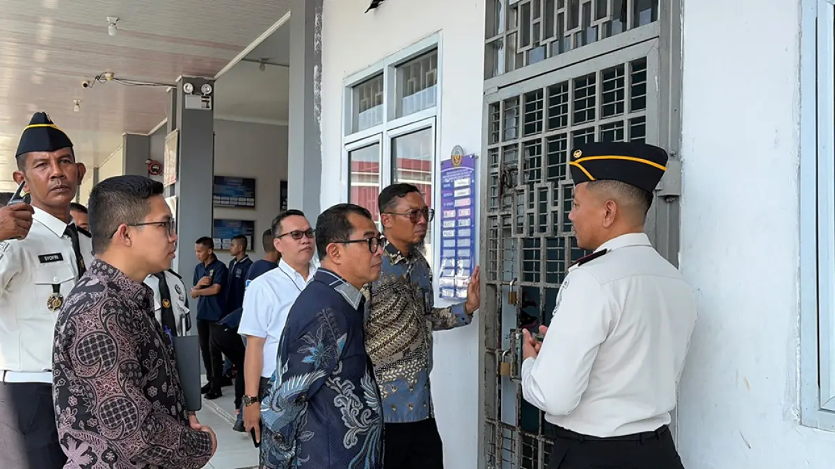 Anggota Ombudsman RI Nuzran Joher (tiga kanan) didampingi Kepala Perwakilan Provinsi Riau Bambang Pratama (dua kanan) berdialog dengan petugas saat sidak di Lembaga Pemasyarakatan Khusus Anak Kelas II Pekanbaru, Kamis (23/7/2026). (Perwakilan Ombudsman RI Riau untuk Riau Pos)