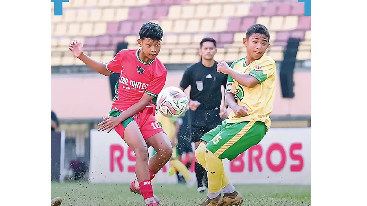 Penyerang EBR FC Darrel Tsaqif El Saverio (kanan) coba diadang bek sekaligus kapten Riau United FC Devin Bastian Siburian saat menendang bola dalam pertandingan semifinal Piala Soeratin U-13 Zona Riau di Stadion Utama Riau, Pekanbaru, Jumat (24/7/2026). (IG PSSI RIAU)