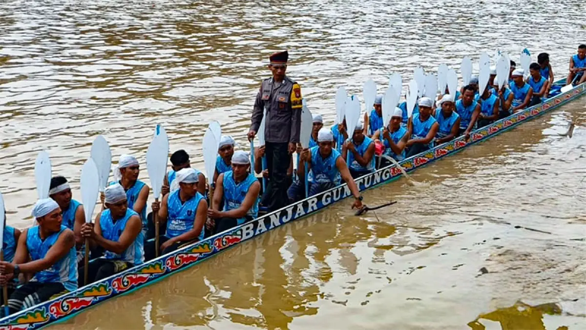 Aksi Timbo Ruang anggota Polres Kuansing Bripka Asril di pacu jalur rayon IV hari kedua, Sabtu (25/7/2026). Foto Polres kuansing