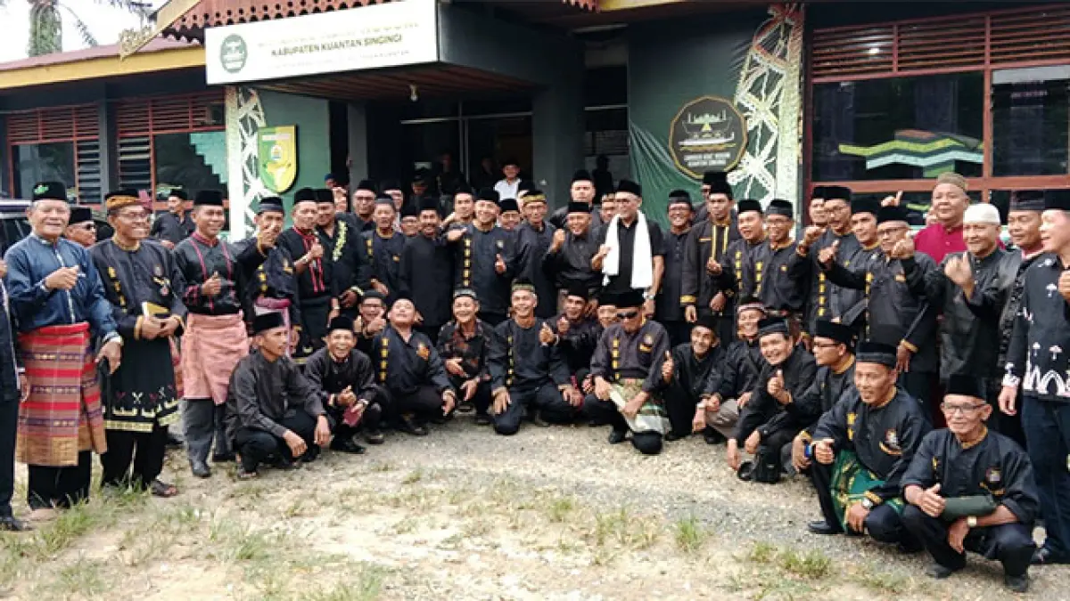 Anggota DPR RI H Mafirion bersama para datuk-datuk Kuansing usai pertemuan, Sabtu (25/7/2026) sore. Foto Desriandi Candra
