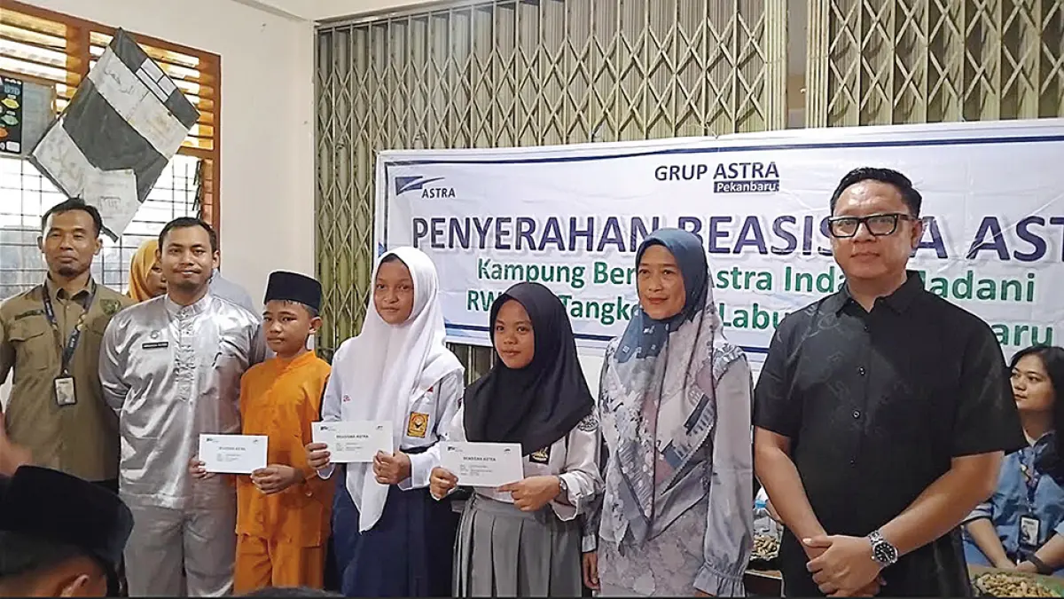 Astra menyalurkan beasiswa untuk 32 siswa berprestasi di Kampung Berseri Astra Indah Madani, Pekanbaru, Jumat (24/7/2026). (ASTRA GROUP PEKANBARU untuk riau pos)