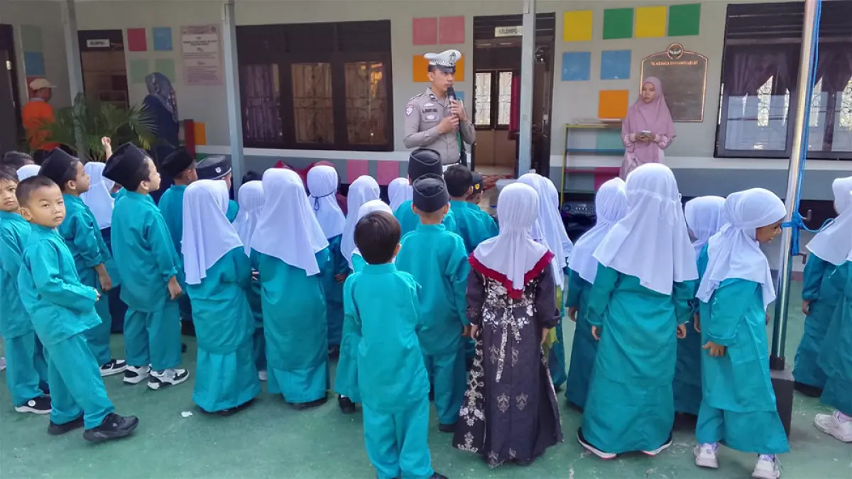 BERIKAN EDUKASI: Personel Satlantas Polres Inhil memberi­an edukasi tentang rambu-rambu dan keselamatan berlalu lintas kepada murid TK Kemala Bhayangkari 07 di Kecamatan Tembilahan Hulu, Jumat (24/7/2026). (POLRES INHIL UNTUK RIAU POS)