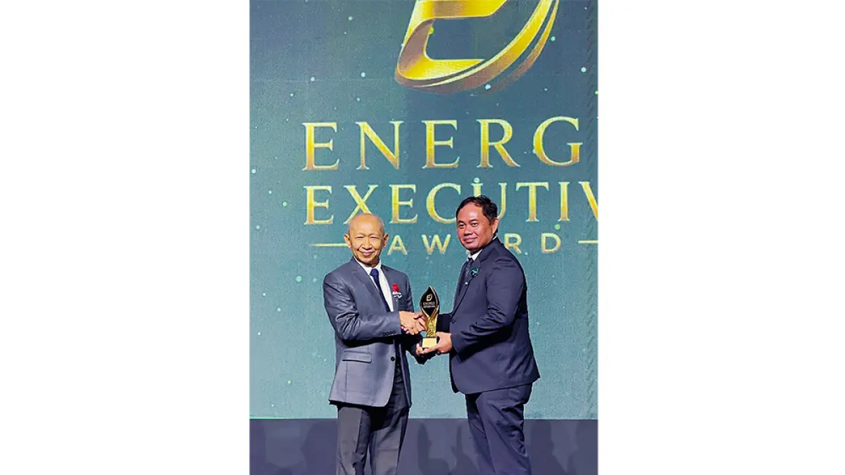 Ge­neral Manager PT PLN (Persero) UIP Sumatera Ba­gian Tengah Achmadi Abbas (kanan) menerima Energy Ex­ecutive Award 2026 di In­ternational Convention Center (JICC), Senayan, Ja­karta, Rabu (22/7/2026). (PT PLN (Persero) untuk riau pos)
