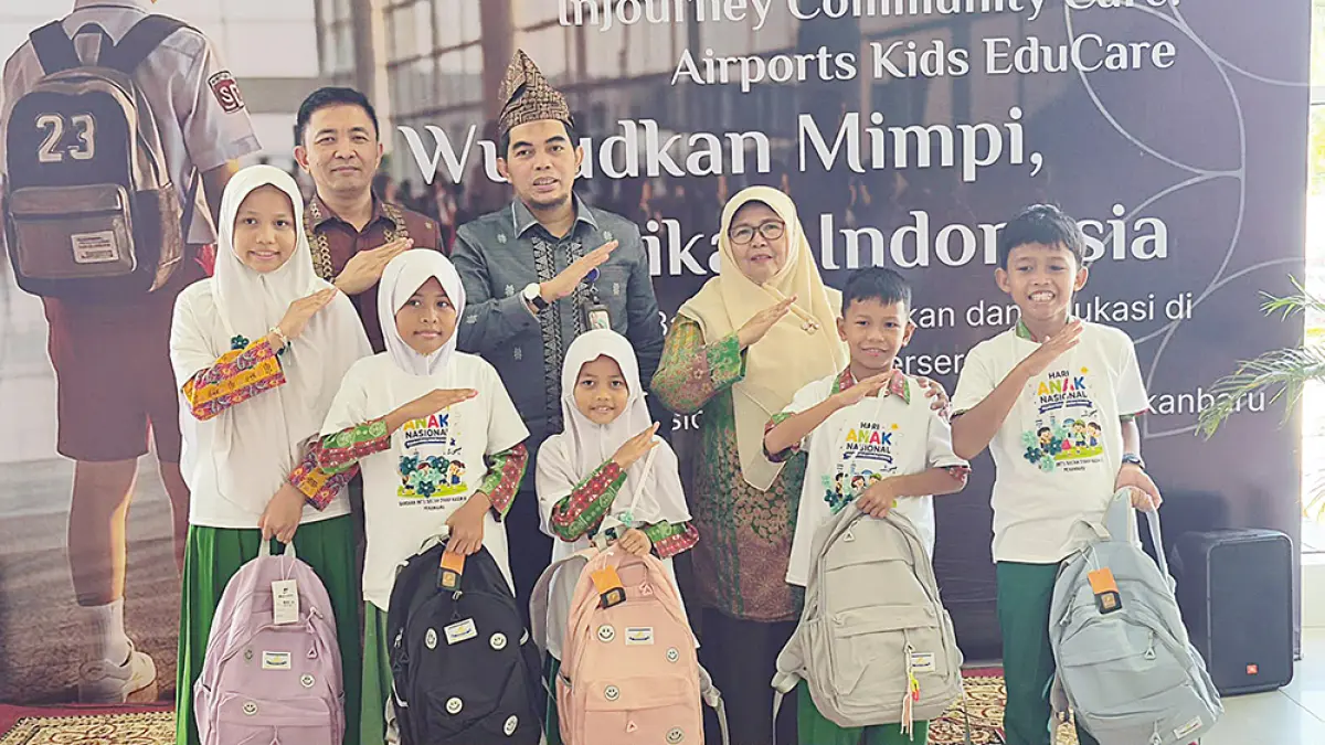 General Manager Bandara Internasional Sultan Syarif Kasim II Pekanbaru, Achmad (tanjak) berfoto bersama dengan anak-anak saat memperingati Hari Anak Nasional yang digelar PT Angkasa Pura Indonesia (InJourney Airports) Kantor Cabang Bandara Internasional Sultan Syarif Kasim II Pekanbaru, baru-baru ini. (Bandara Sultan Syarif Kasim II Pekanbaru untuk riau pos)