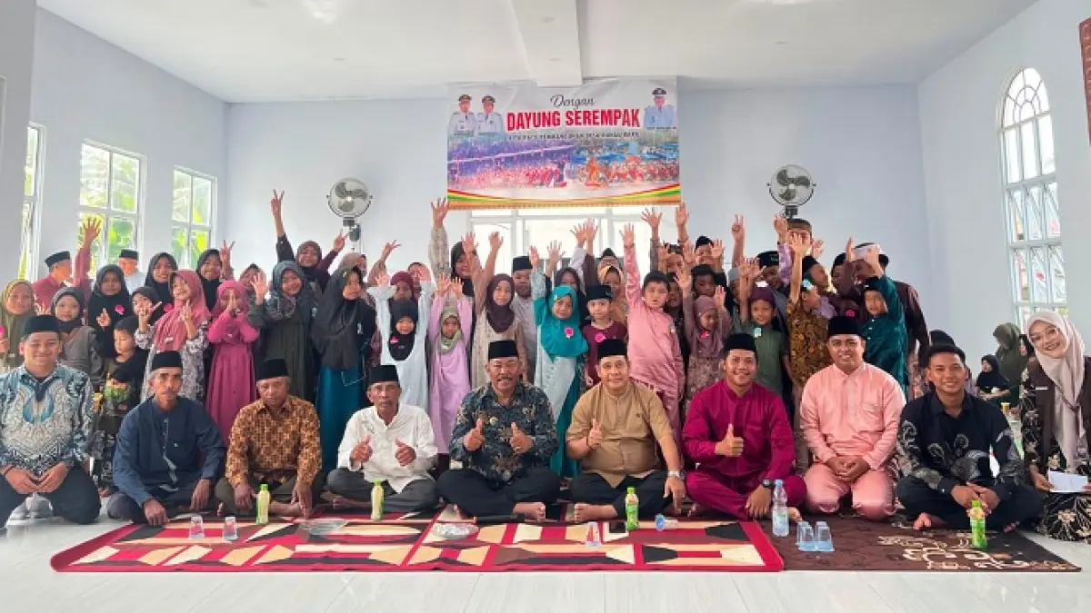 Kades Danau Baru, Muhammad Ridwan bersama perangkat desa foto bersama dengan mahasiswa KKN Universitas Riau serta peserta lomba Tahfidz. (Mahasiswa KKN Universitas Riau)