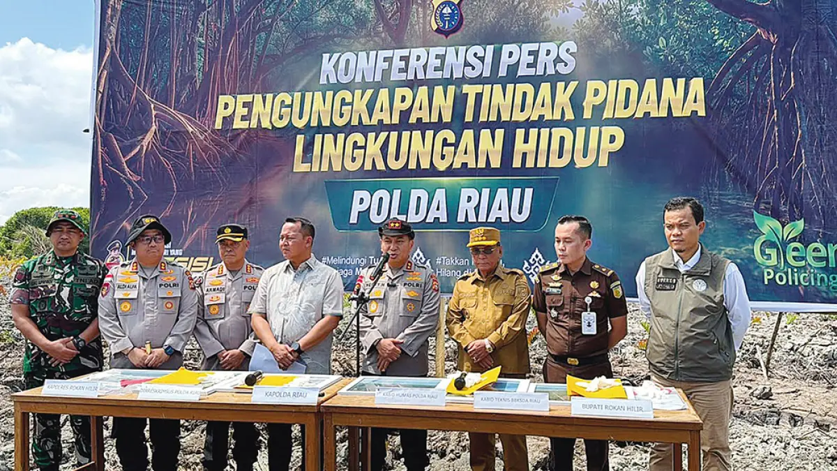 Kapolda Riau Irjen Herry Heryawan (empat kanan) memaparkan kasus perusakan mangrove dan perambahan hutan di Rokan Hilir saat ekspose, Jumat (24/7/2026). (POLDA RIAU UNTUK RIAU POS)
