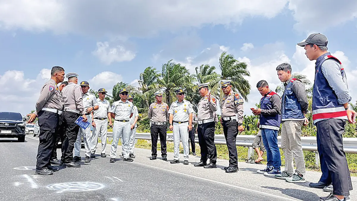 Kepala PT Jasa Raharja (Per­sero) Kantor Wilayah Riau  Muhammad Hidayat (tengah) mengecek lokasi kecelakaan di tol  wilayah Pekanbaru, Kamis (24/7/2026). (PT JASA RAHARJA untuk riau pos)
