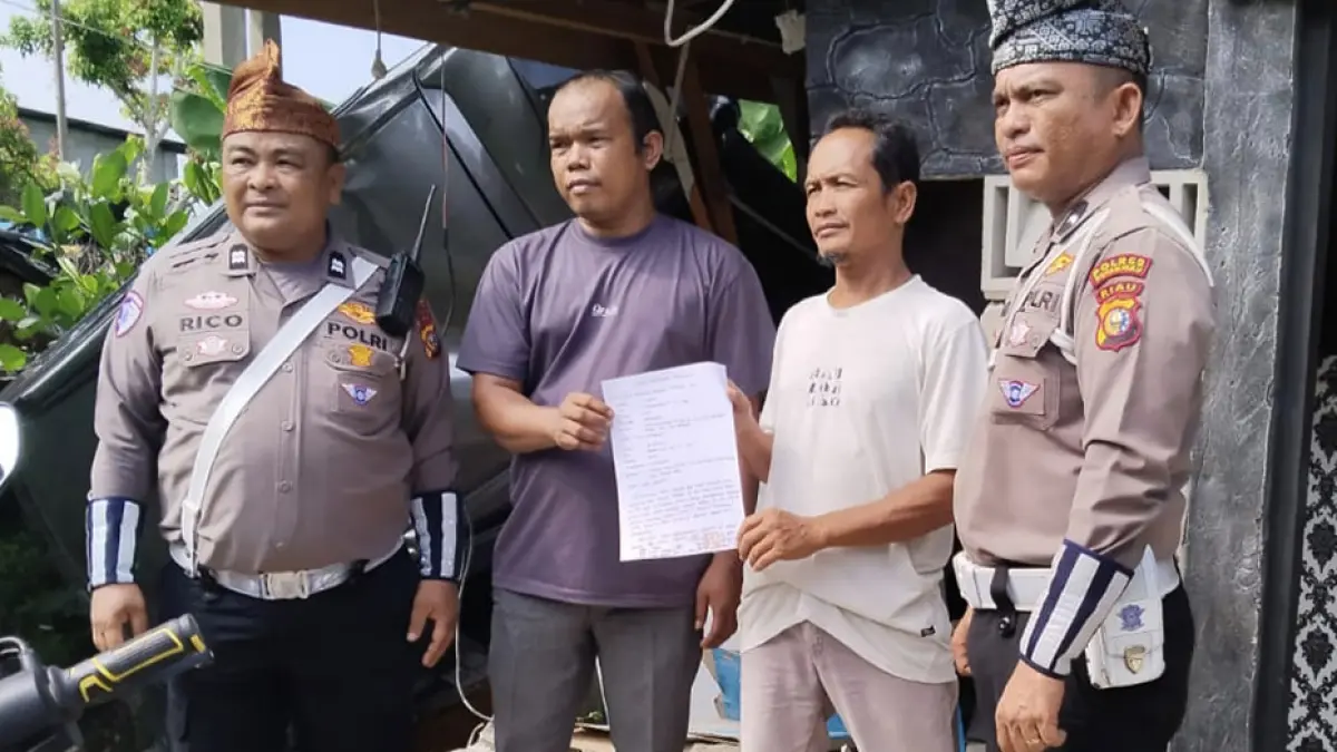 BERDAMAI: Pengendara mobil LCGC Ari bersama pemilik warung makan Soko Seafood Sulfan (dua kanan) di Dusun Simpang Raya Desa Rambah Tengah Hilir, Kecamatan Rambah menunjukkan surat pernyataan perjanjian damai yang disaksikan personel Satlantas Polres Rohul, Jumat (24/7/2026). ( Foto Warga Desa RTH untuk Riau Pos)