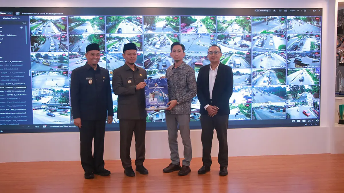 FOTO BERSAMA: Wali Kota Pekanbaru Agung Nugroho (dua kiri) didampingi Wakil Wali Kota Markarius Anwar (kiri) foto bersama&nbsp; Konsul Malaysia di Pekanbaru Mohammed Hosnie Shahiran bin Ismail (dua kanan) saat melakukan kunjungan pamitan di ruang kerja Wali Kota Pekanbaru, Jumat (24/7/2026). (PEMKO PEKANBARU UNTUK RIAU POS)

