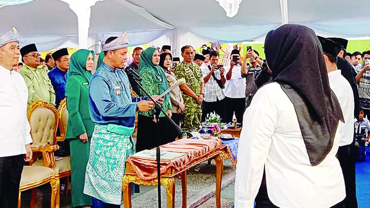 LANTIK: Wali Kota Pekanbaru Agung Nugroho melantik ketua RT dan RW se-Kecamatan Senapelan, Jumat (24/7/2026). (pemko pekanbaru untuk riau pos)
