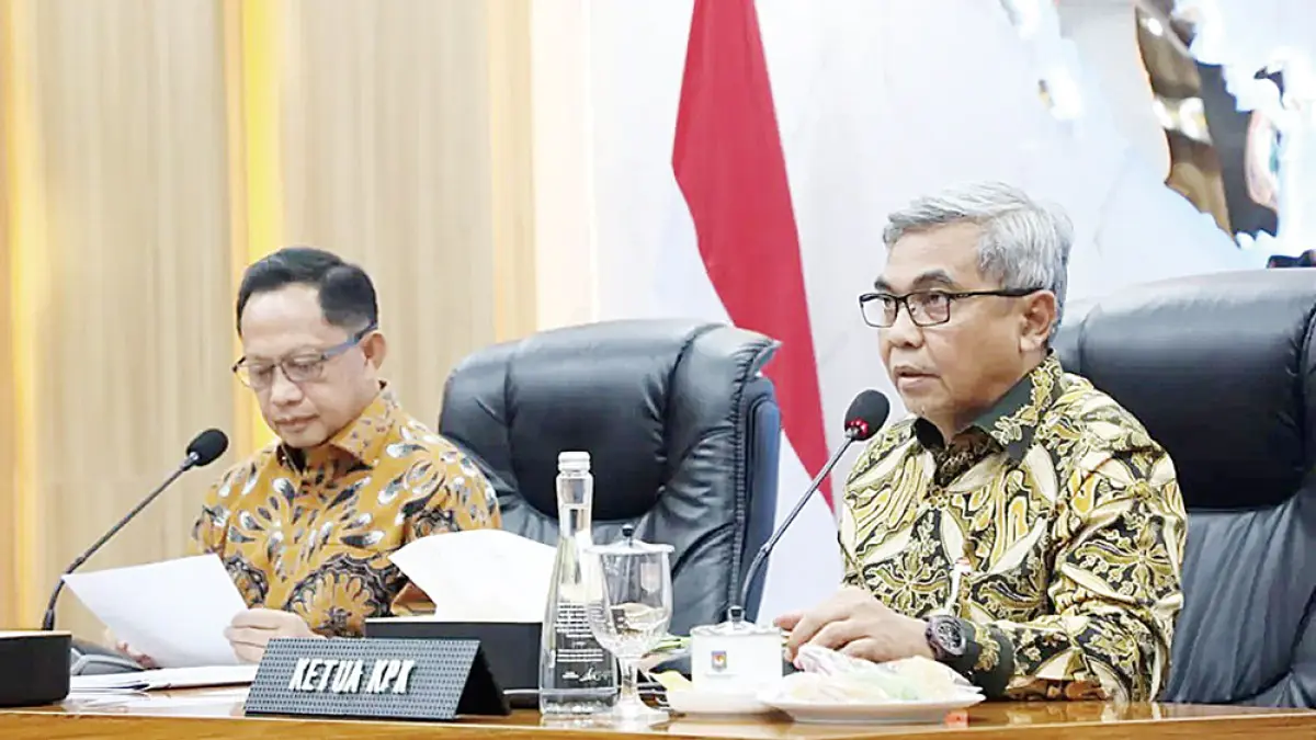 Menteri Dalam Negeri Muhammad Tito Karnavian (kiri) didampingi Ketua Komisi Pemberantasan Korupsi Setyo Budiyanto, memberikan keterangan pers di Ruang Sidang Utama Kantor Kemendagri, Jakarta, Jumat (24/7/2026). (JPG)