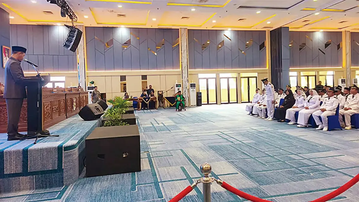 MENYAPA: Wali Kota Pekanbaru Agung Nugroho menyapa para lurah dan pejabat yang dilantik saat memberikan sambutan pada pelantikan pejabat eselon IV di lingkungan Pemko Pekanbaru, Jumat (24/7/2026). (m ali nurman/riau pos)