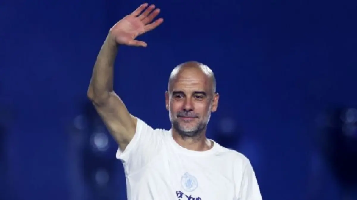 Pep Guardiola dilaporkan telah menolak tawaran untuk melatih Italia. (Lewis Storey/Getty Images)