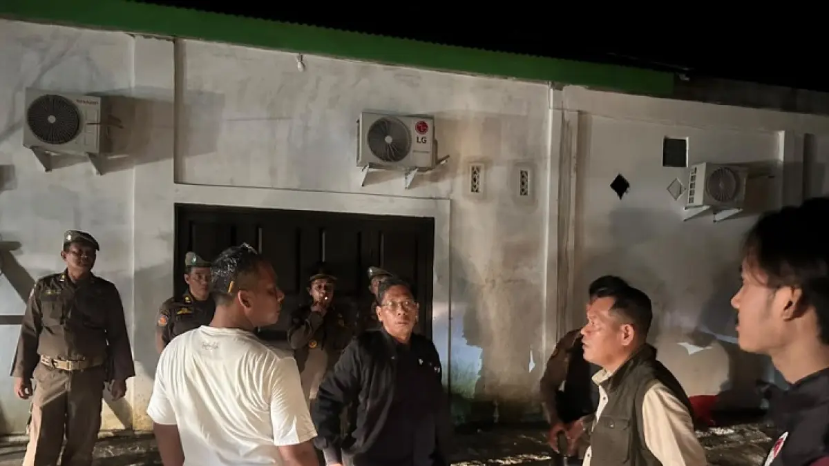 Personel Polres dan Satpol PP-PKP Kuansing, Jumat (24/7/2026) malam melakukan patroli ke lima kafe remang-remang yang ada di belakang Komplek Perkantoran Pemkab Kuansing. (Polres Kuansing)