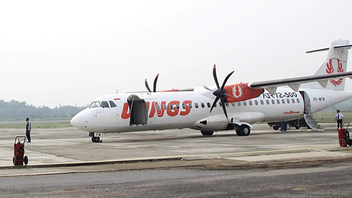 Pesawat Wings Air ATR 72, anak perusahaan Lion Group parkir di Bandara Tuanku Tambusai Pasirpengaraian, baru-baru ini. (Engki Prima Putra/Riau Pos)