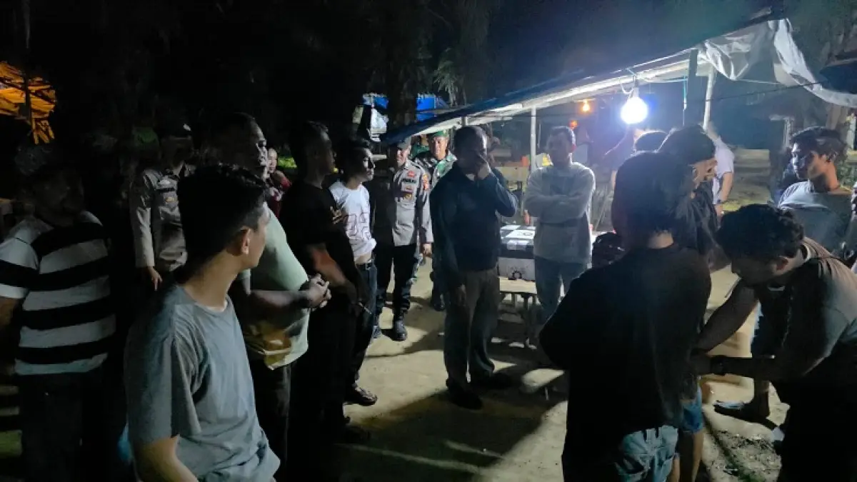 Polsek Tambang menggelar razia terhadap sejumlah warung remang-remang (warem) di wilayah hukumnya dalam rangka Kegiatan Rutin yang Ditingkatkan (KRYD), Kamis (24/7/2026) malam. (Humas Polres Untuk Riaupos.co)