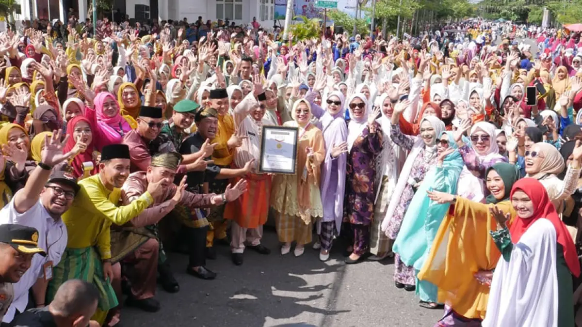 REKOR MURI: Masyarakat Kabupaten Rokan Hilir bergembira usai berhasil memecahkan Rekor MURI Tari Sapin Bagan yang melibatkan 7.750 penari perempuan, Kamis (23/7/2026).pemkab Rokan hilir  untuk riau pos)