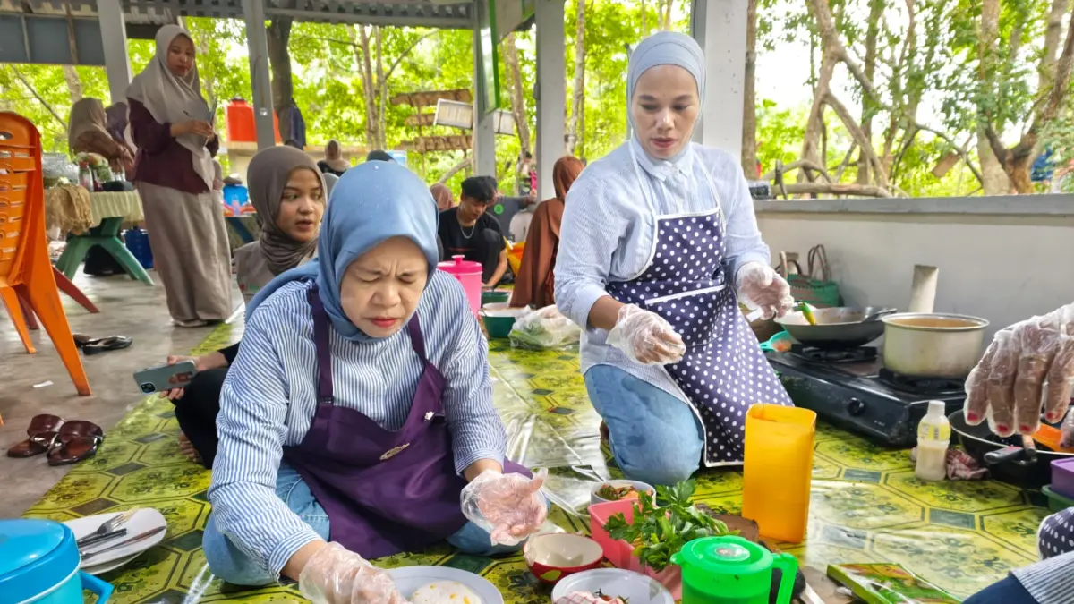 Seorang peserta sedang mempersiapkan bumbu dapur pada kegiatan Lomba Memasak Lokan di aula Mangrove Sungai Bersejarah (MSB) Sei Apit, Sabtu, 25 Juli 2026.
