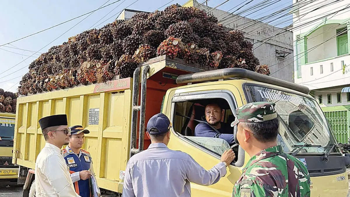 TEGUR SOPIR: Kabid LLAJ Dishub Rohul Arie Gunadi bersama Upika Ujungbatu menegur sopir truk pengangkut TBS yang melebihi tonase di Simpang Siabu menuju jalan lingkar Ujungbatu, Jumat (24/7/2026). (Dishub Rohul untuk Riau Pos)