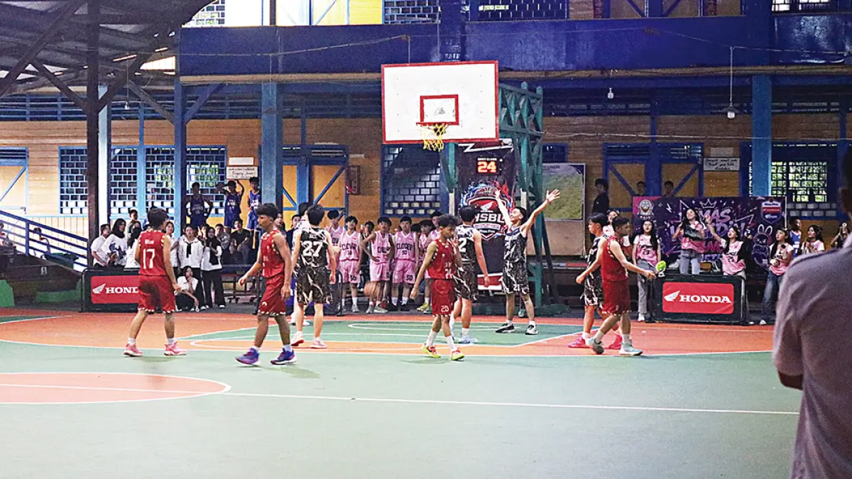 Pemain basket dari SMA Swasta Bintang Laut melakukan selebrasi dengan membentangkan tangan usai timnya dipastikan menang melawan SMA Swasta Methodist dalam Riau Pos-Honda Student Basketball League (HSBL) Bagansiapiapi Series 2026 di Lapangan Basket Perguruan Wahidin, Bagansiapiapi, Jumat (24/7/2026). (Zulfadli/Riau Pos)