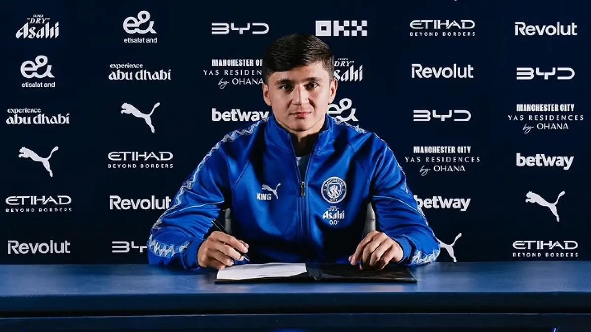 Bek muda Uzbekistan Abdukodir Khusanov menandatangani perpanjangan kontrak jangka Baru dengan Manchester City hingga 2021. (Instagram @mancity)
