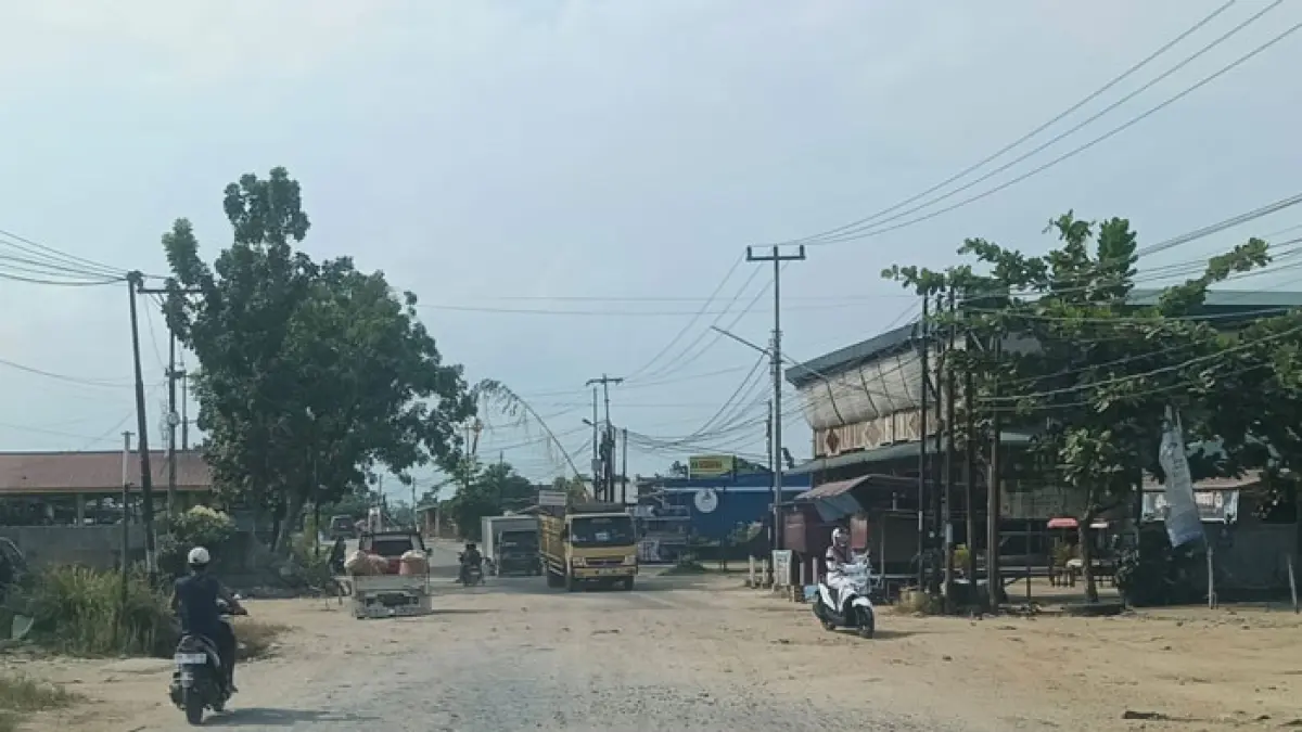 Jalan Pematang Reba - Pekan Heran di Kelurahan Pematang Reba Kecamatan Rengat Barat mengalami rusak parah hingga ditimbun dengan batu tanah, Ahad (26/7/2026). (Kasmedi/Riaupos.co)