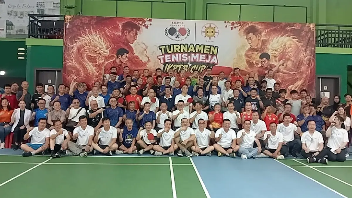 Ketua IKPTB, Mulianto Tan (tengah) foto bersama para peserta dan panitia Turnamen Tenis Meja IKPTB Cup I, Ahad (26/7/2026). (Prapti Dwi Lestari/Riaupos.co)