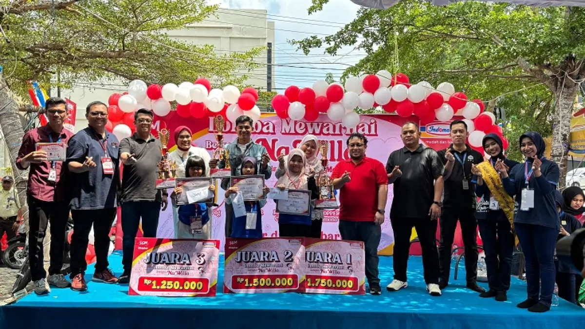Manajemen SGM Devin dan Manajemen Indomaret&nbsp; Zainal Arifin (3 dari kiri), Suyanto, Yulianto dan Rian Primandani foto bersama pemenang lomba mewarnai bersama Na Willa. (Istimewa)