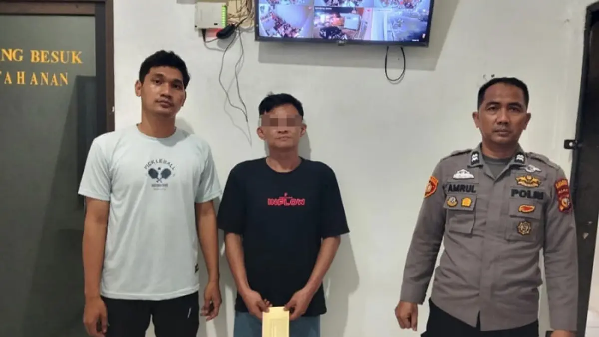 Pelaku curanmor (tengah) saat diamankan di Mapolres Inhu, Ahad (26/7/2026). (Humas Polres Inhu untuk Riaupos.co)