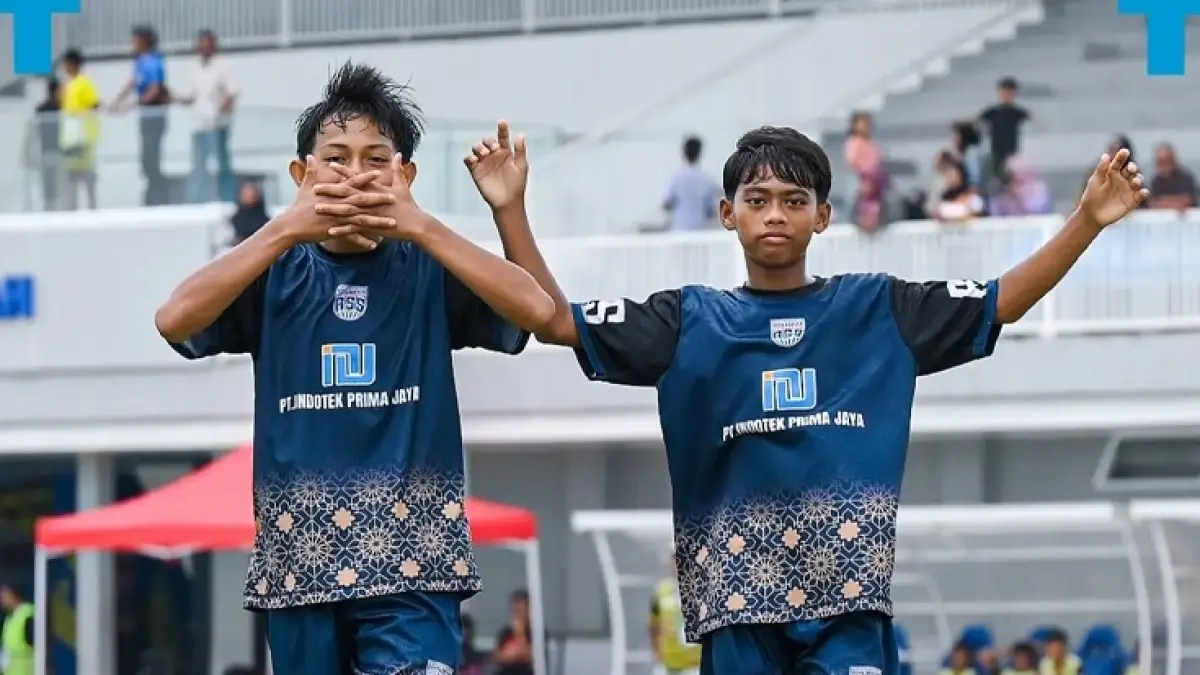 Pemain Riau Soccer School merayakan gol yang dicetak ke gawang Riau United FC dalam laga perebutan peringkat tiga Piala Soeratin U-13 di Stadion Gelora Hangtuah Center Tenayan Raya, Ahad (26/7/2026). (Istimewa)