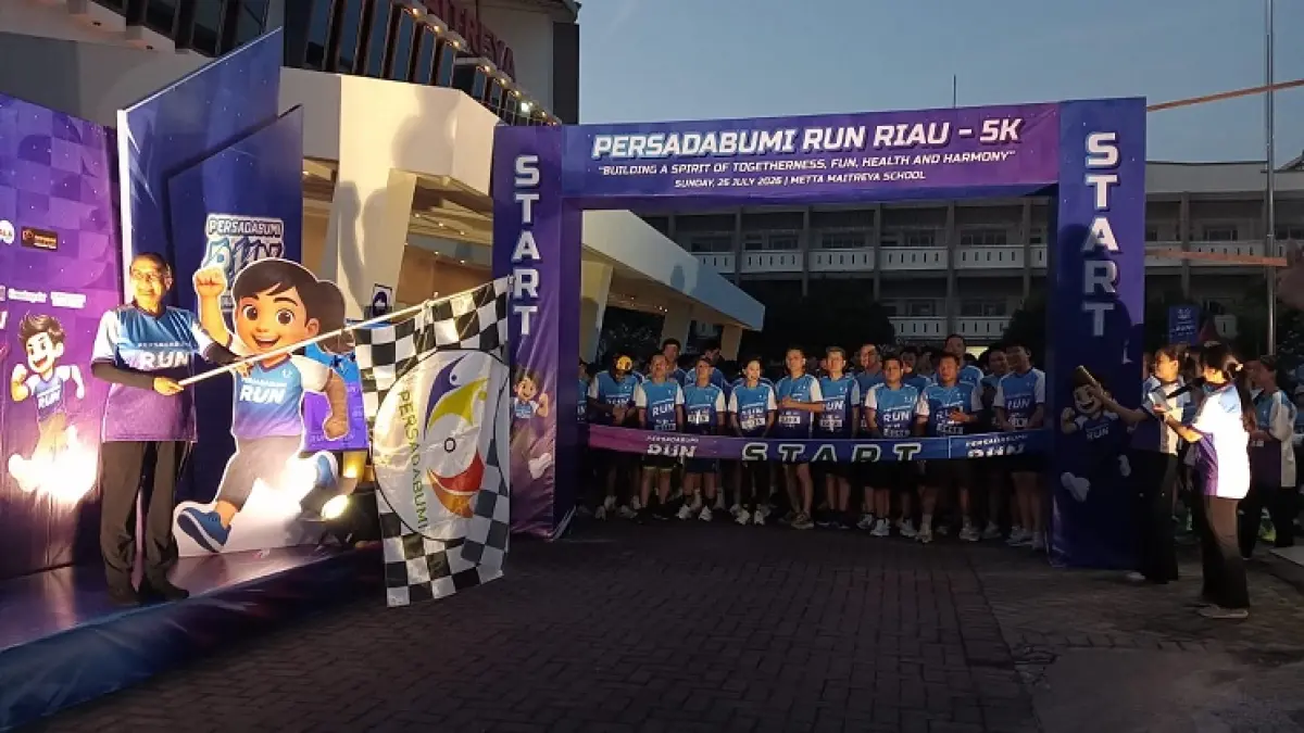 Pembina Persadabumi Riau Rosa Ria (kiri) melepas para peserta Persadabumi Run 2026, Ahad (26/7/2026). (Prapti Dwi Lestari/Riaupos.co)